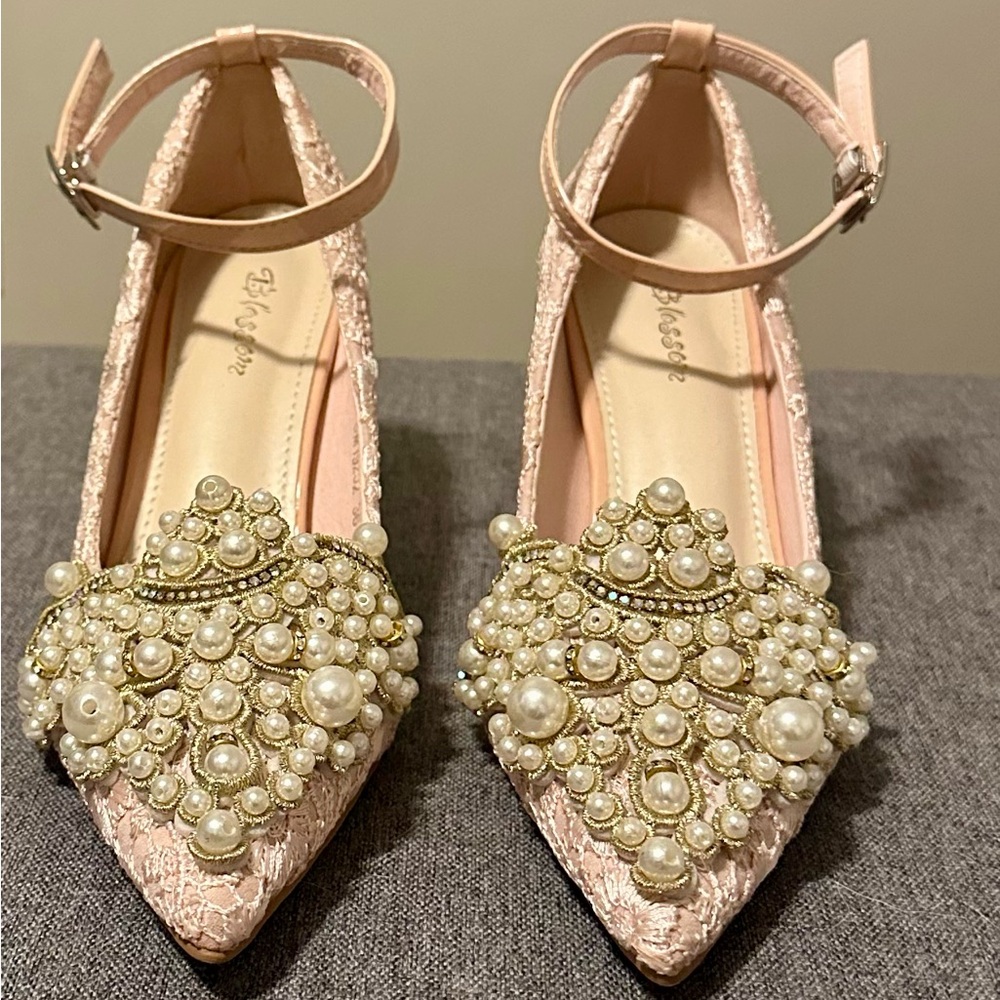 Pink lace shoes with pearls